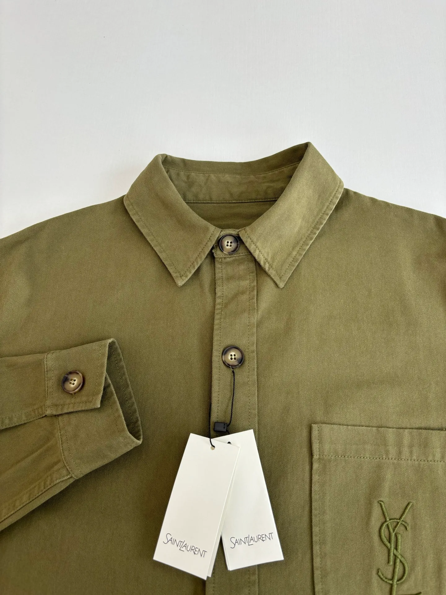 P480 Saint Lauren*/Ysl Saint Laurent embroidered button-down lapel shirt. The natural fiber fabric has excellent breathability and moisture absorption, allowing the skin to breathe freely, keeping it dry and comfortable at all times. You will not feel hot or uncomfortable even if you wear it for a long time. Size: S/M/L/XL